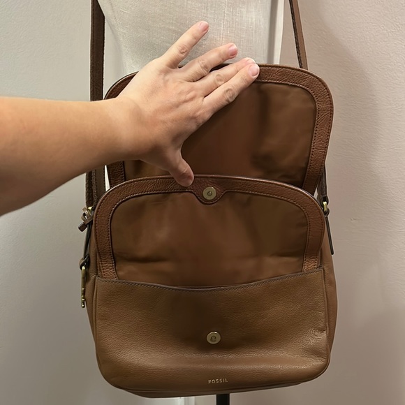 Fossil Peyton Pebble leather Double Flap crossbody bag in Cognac color - Picture 7 of 16